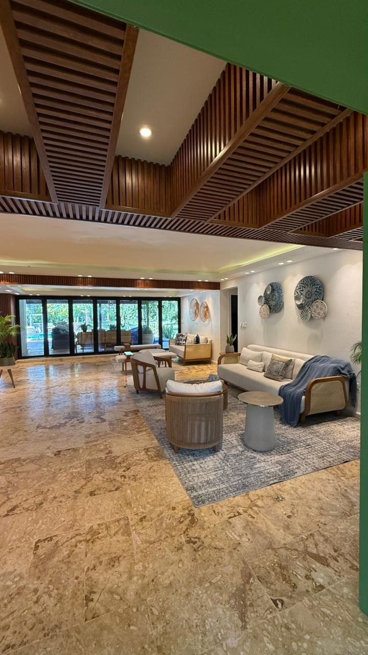 Sala con vista a la piscina