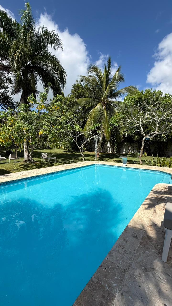 Piscina y jardín