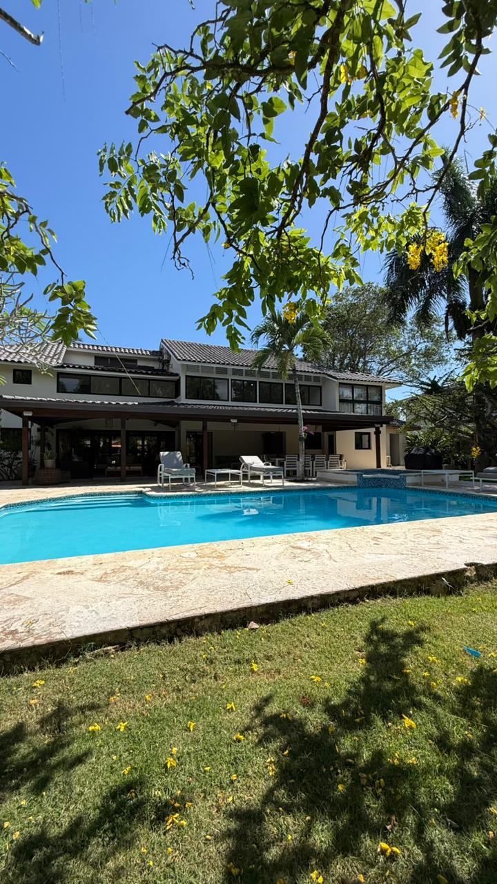 Piscina y casa desde el jardín