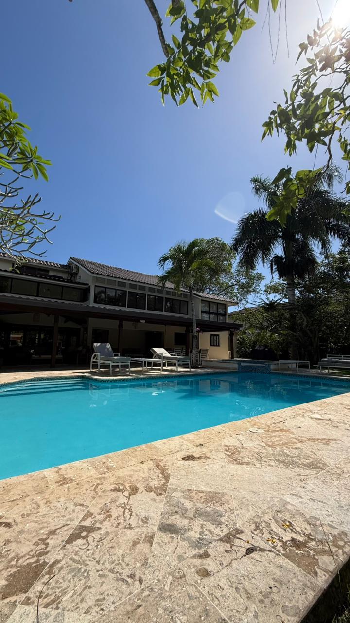 Piscina y terraza