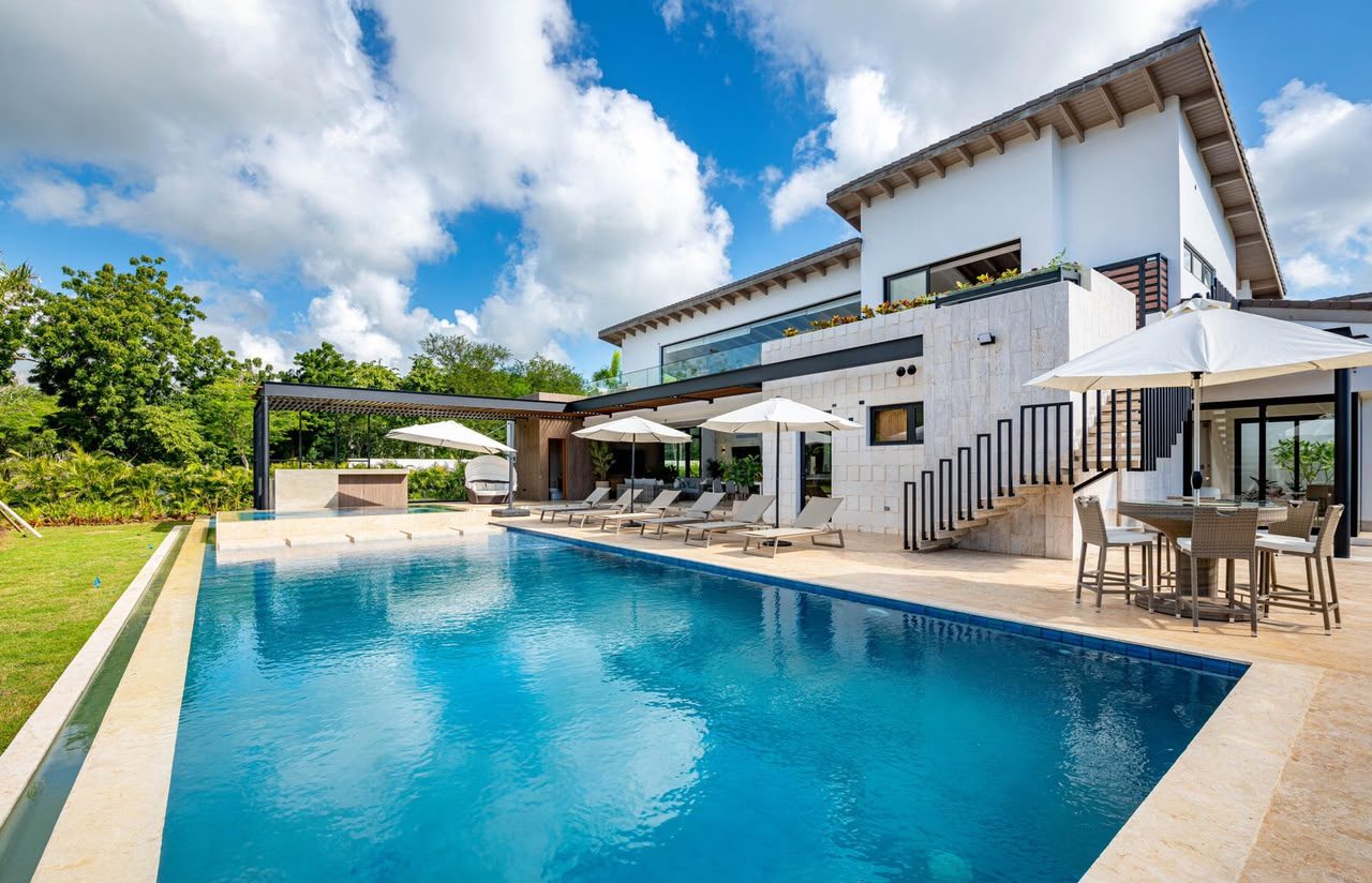 Piscina y villa