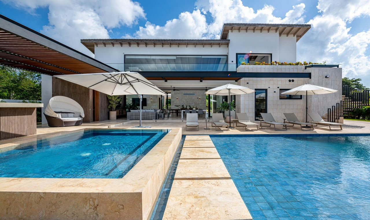 Piscina y terraza