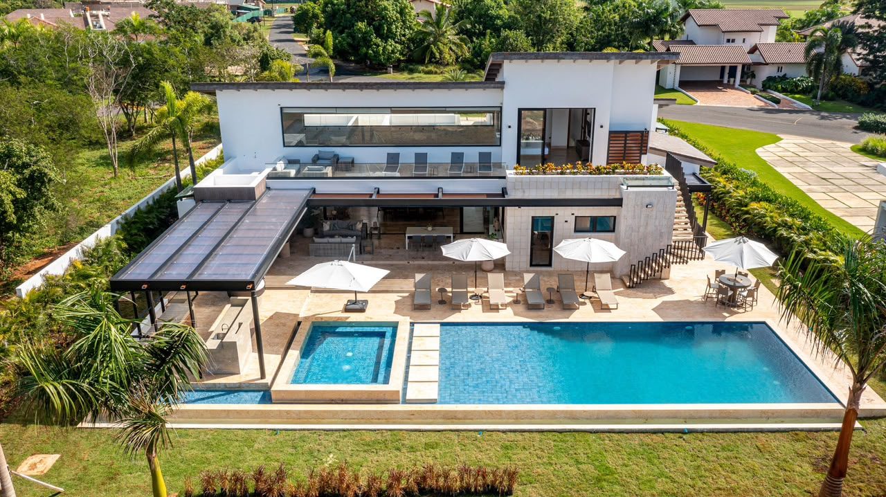 Villa y piscinas desde el aire