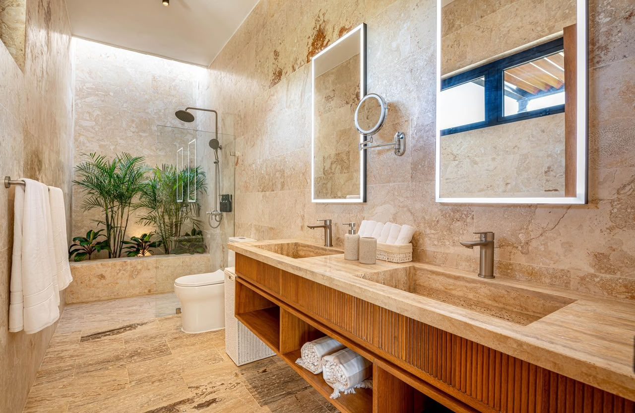 Baño con jardín interior