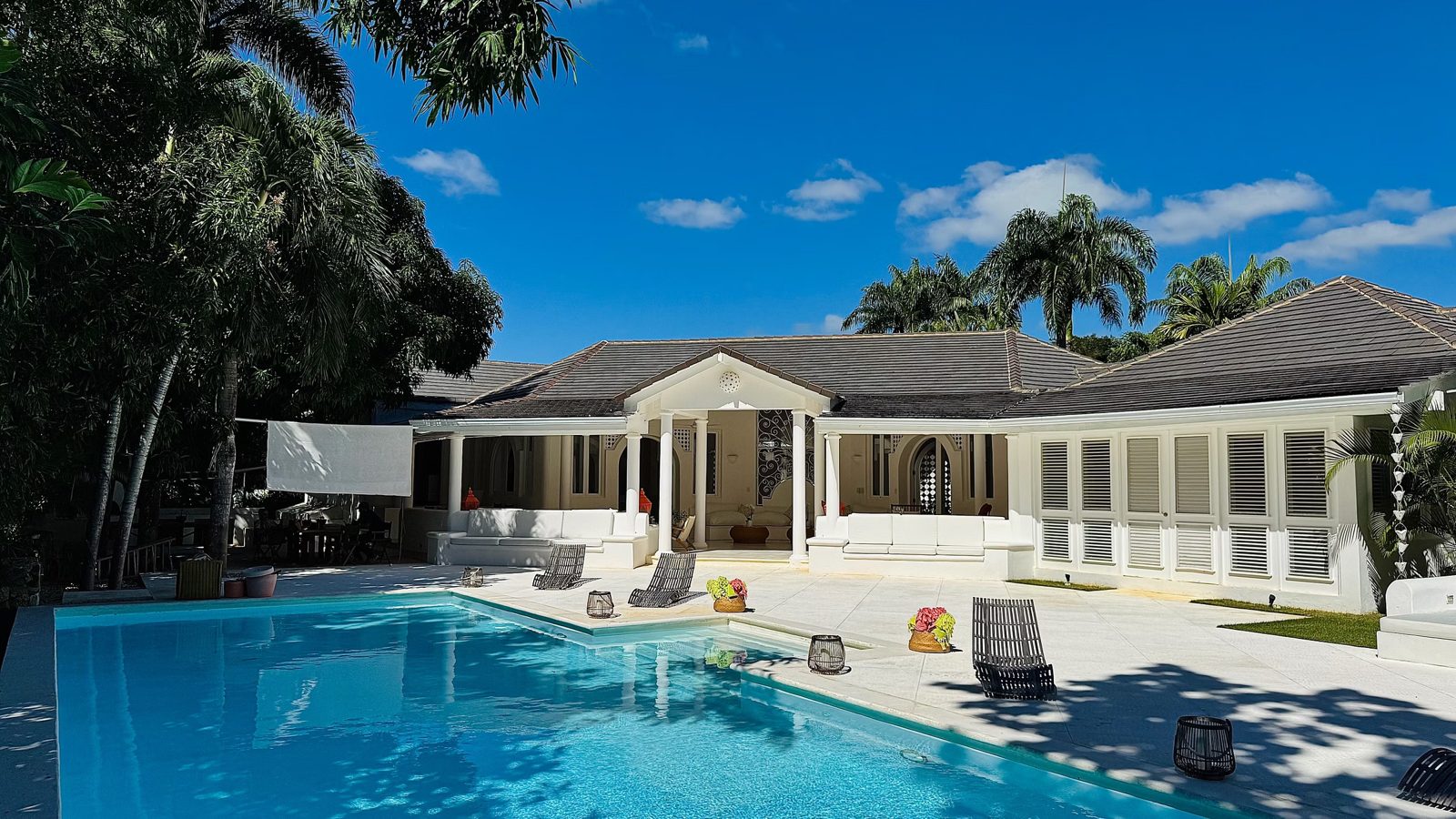 Piscina y casa