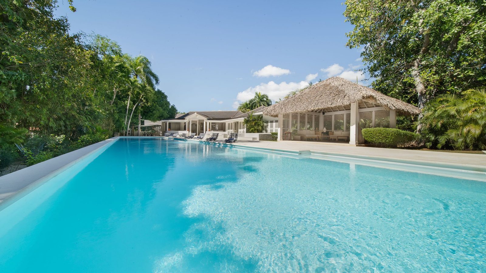 Piscina y gazebo