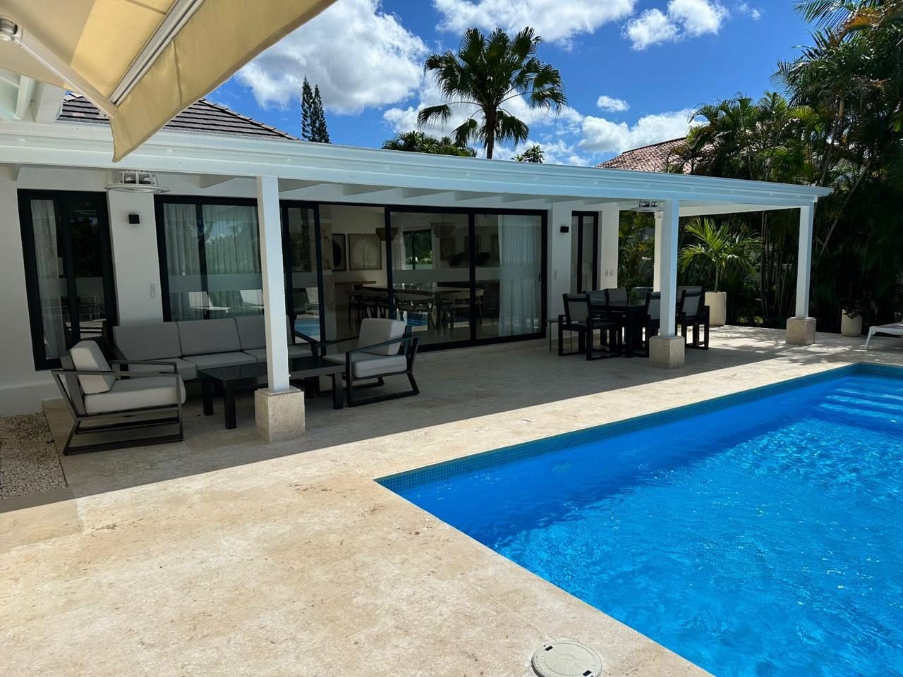Piscina y terraza