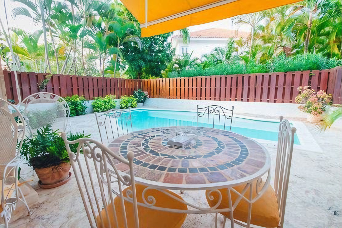 Piscina privada y terraza