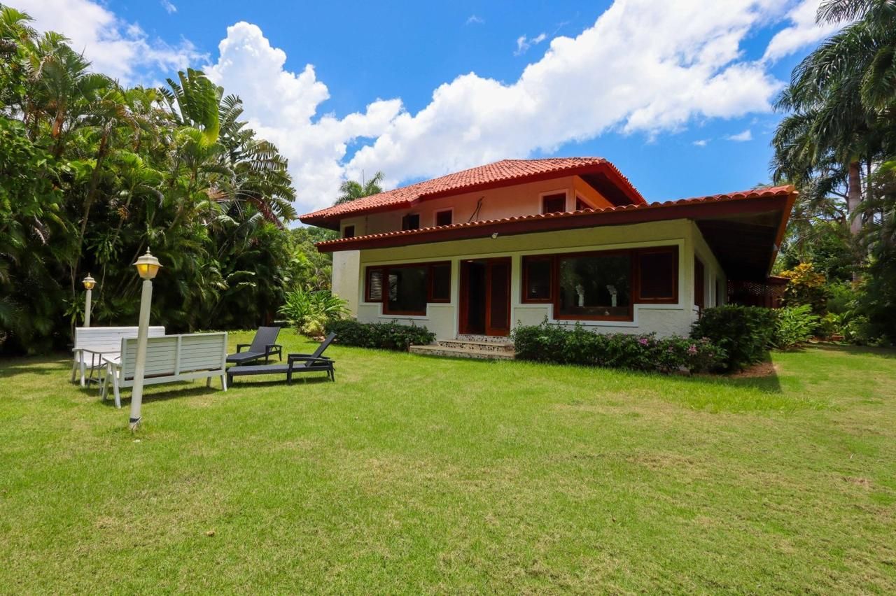 Fachada y jardín