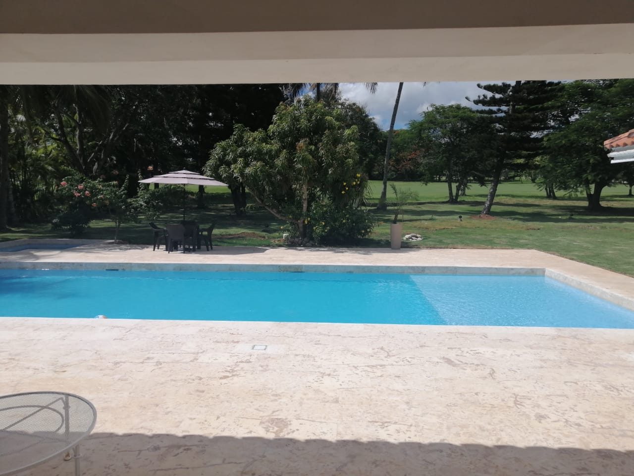 Piscina y jardín