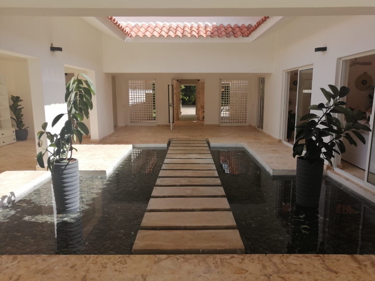 Entrada con espejo de agua