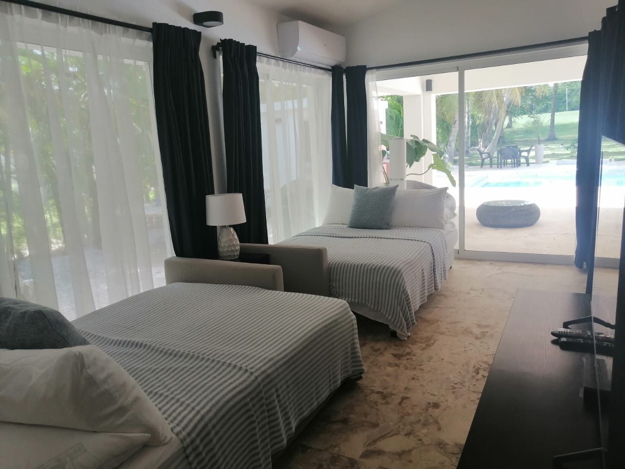 Habitación con vista a la piscina