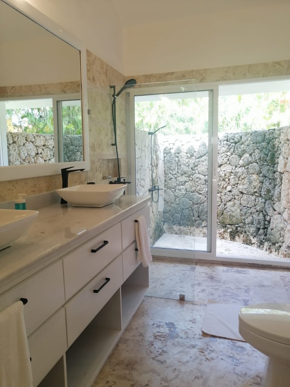 Baño con ducha exterior