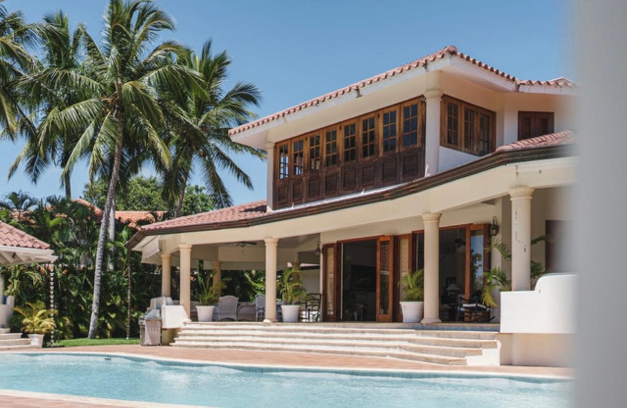 Fachada con piscina