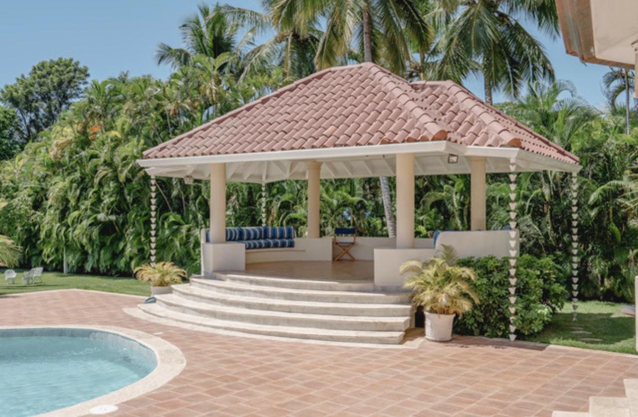 Gazebo y piscina