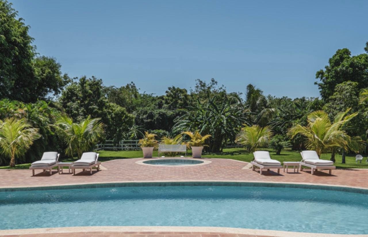 Piscina y jardín