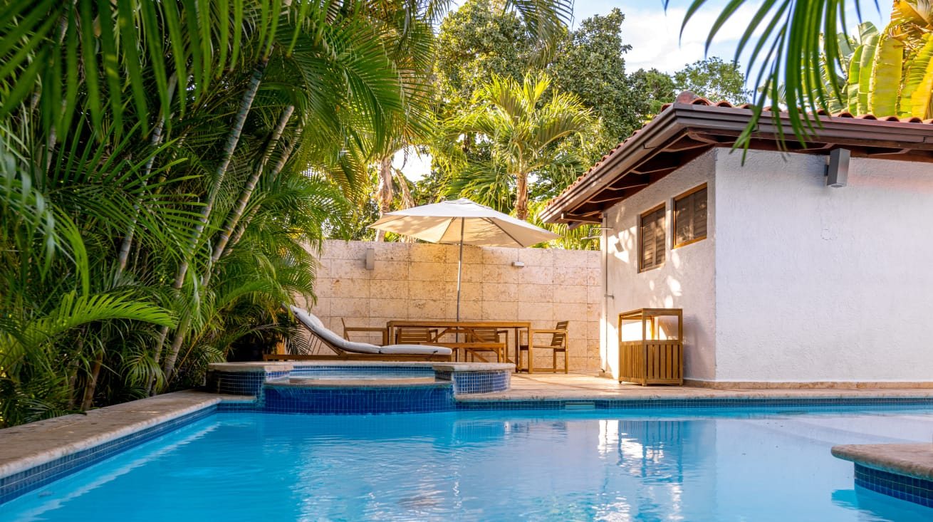 Piscina y jardín
