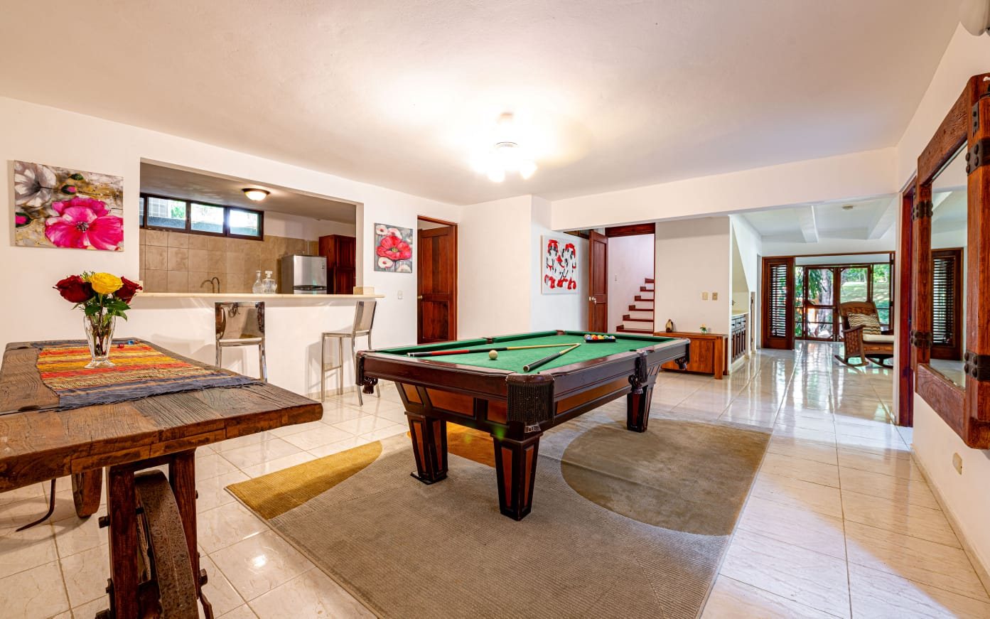 Sala con mesa de billar