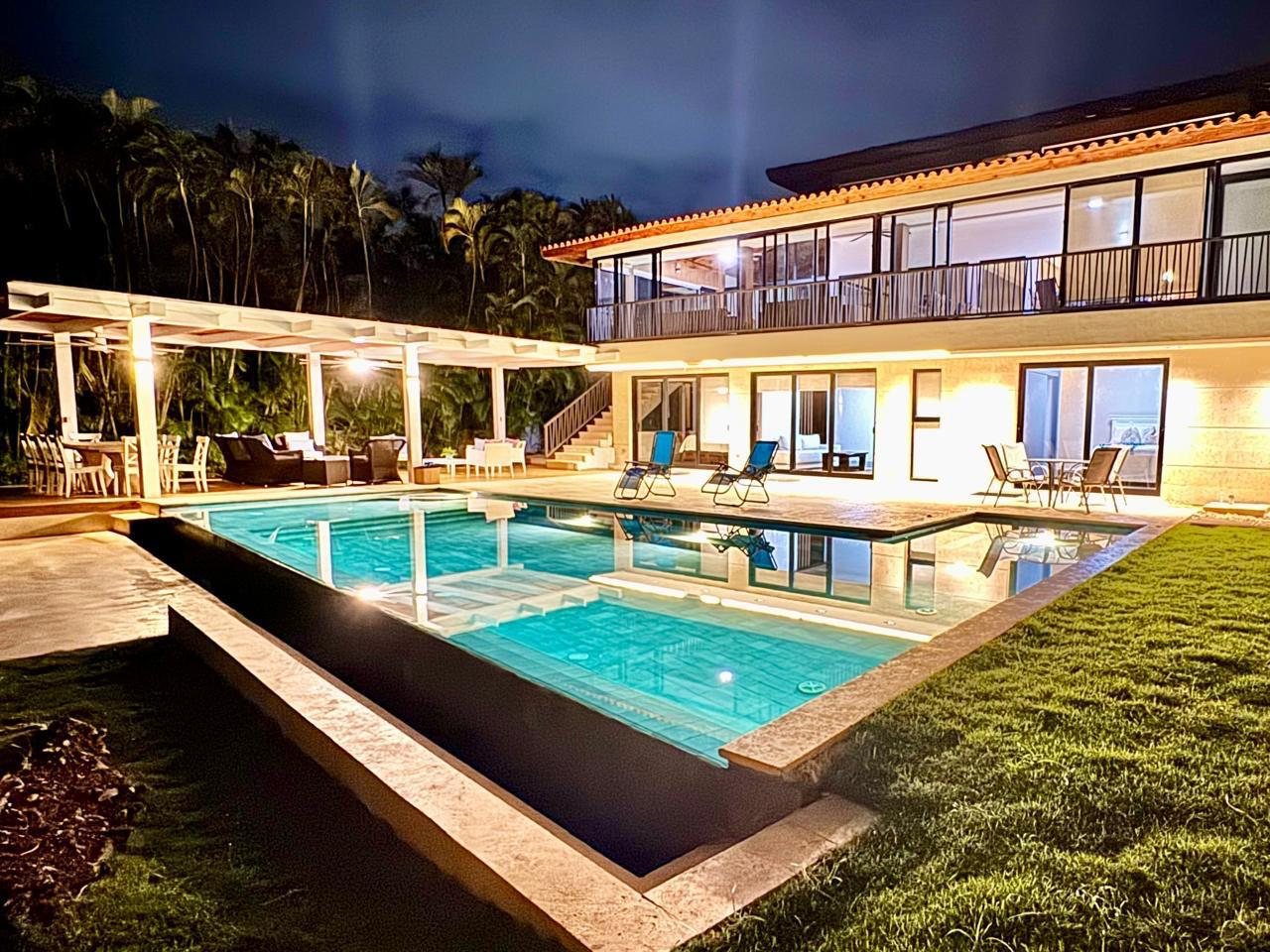 Piscina infinita de noche